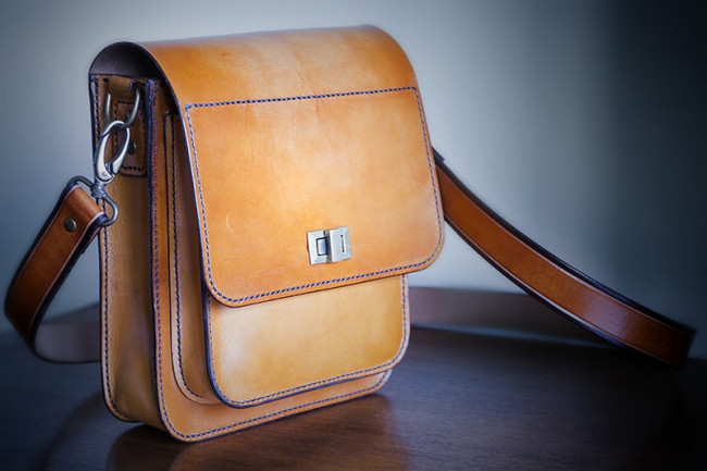 Bolso de cuero modelo Vicedo en color camel, cerrado.