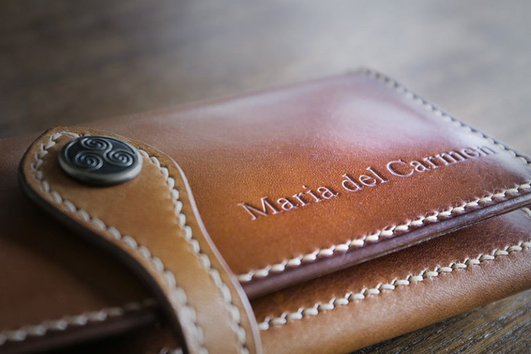Personalización de carteras de cuero