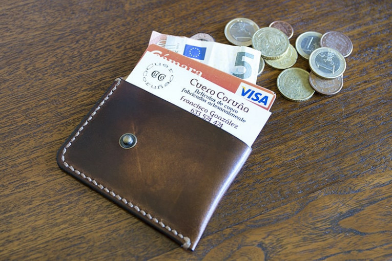 Monedero tarjetero de cuero