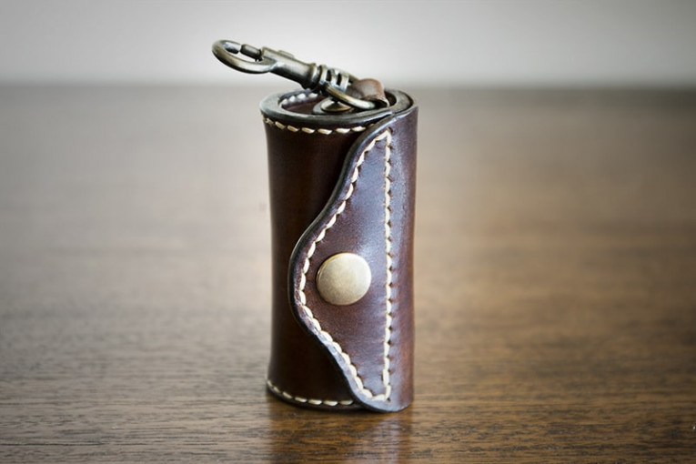 Dispensador de bolsas fabricado artesanalmente en cuero.