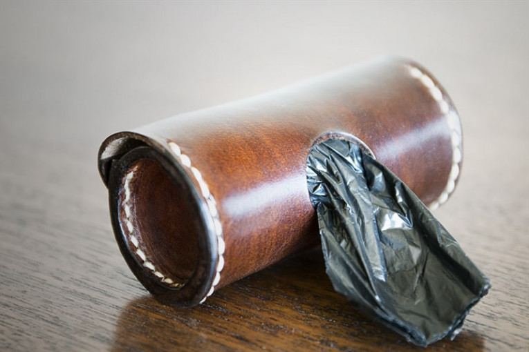 Dispensador de bolsas fabricado artesanalmente en cuero.