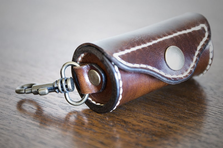 Dispensador de bolsas fabricado artesanalmente en cuero.