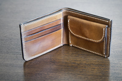 Cartera de cuero modelo Arteixo, color marrón, abierta