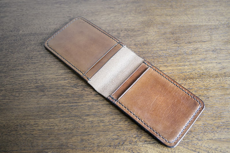 Tarjetero de cuero