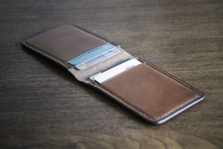 Tarjetero de cuero