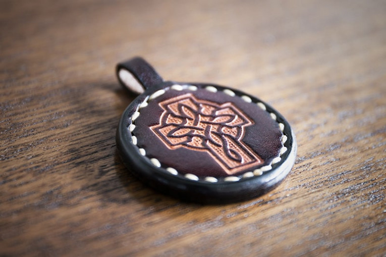 Colgante de cuero modelo Cerdido