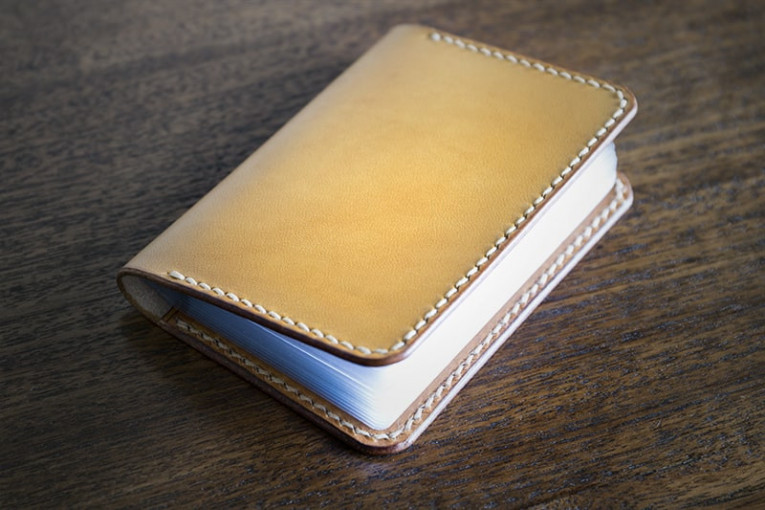 Tarjetero de cuero modelo Valdoviño