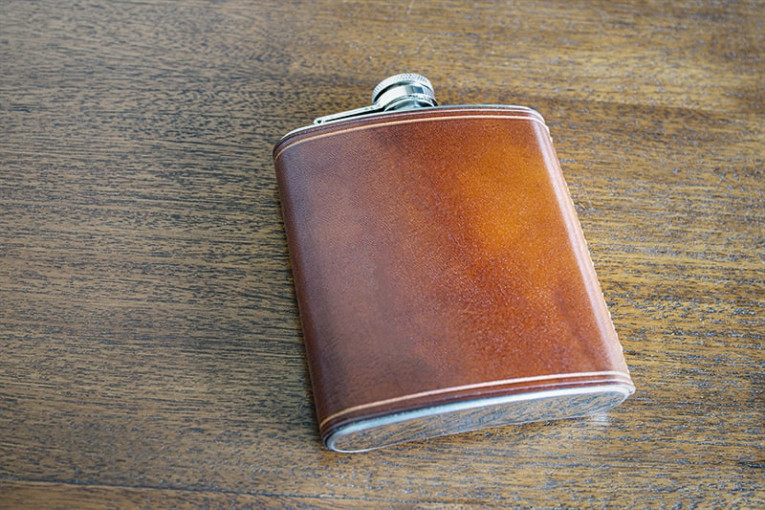 Petaca con funda de cuero