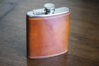 Petaca con funda de cuero