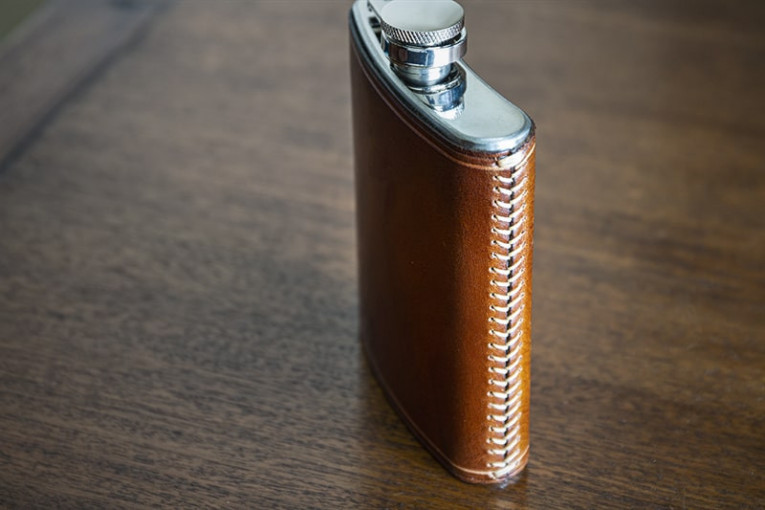 Petaca con funda de cuero