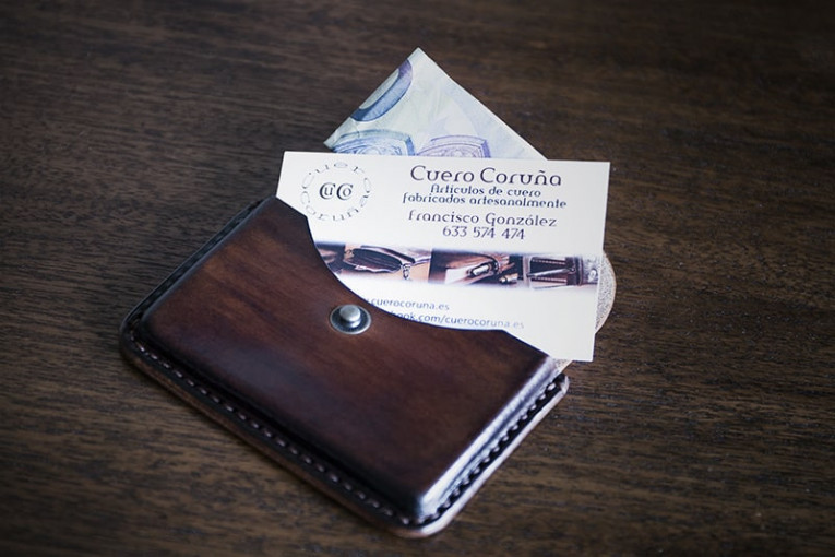 Tarjetero de cuero