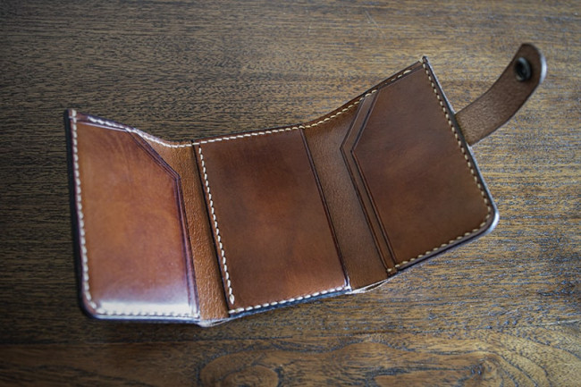 Cartera de cuero modelo Valdeorras en color marrón abierta.