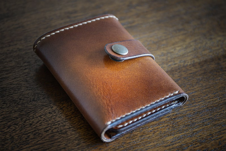 Cartera de cuero modelo Valdeorras en color marrón cerrada.