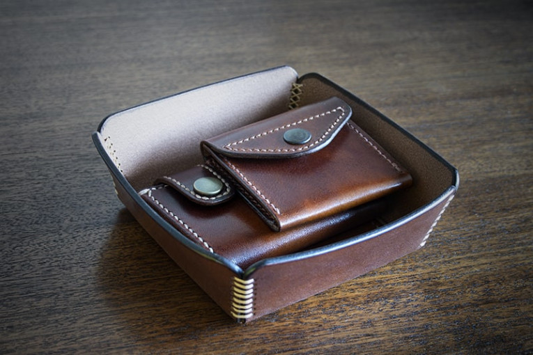 Vaciabolsillos de cuero con artículos de cuero