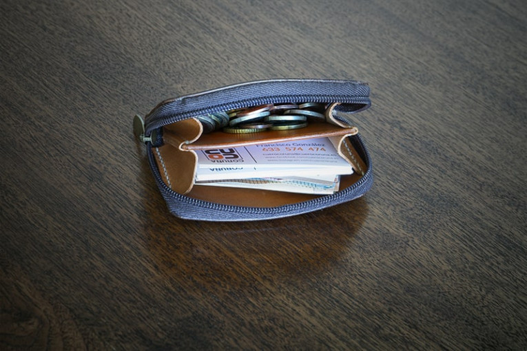 Cartera de cuero modelo Portonovo color chocolate abierta.