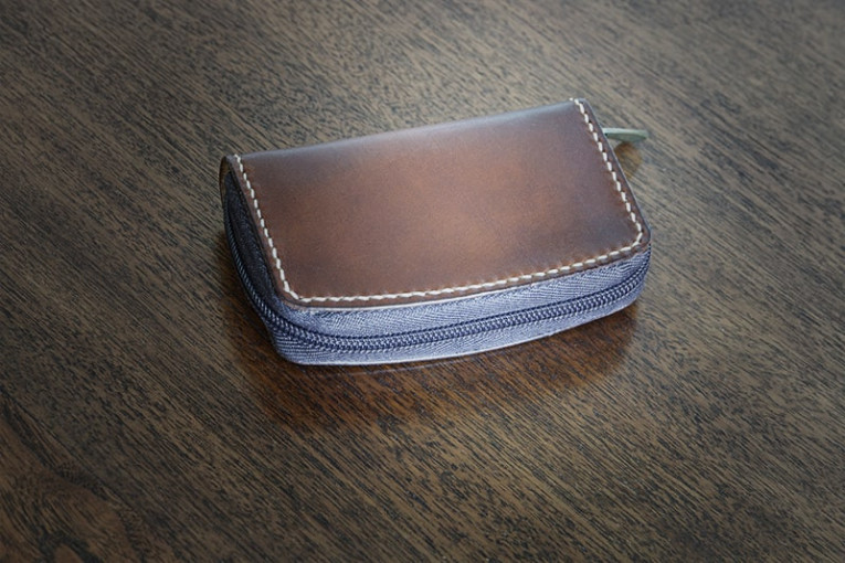 Cartera de cuero modelo Portonovo color chocolate cerrada.