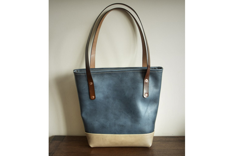 Bolso de piel tipo tote color azul