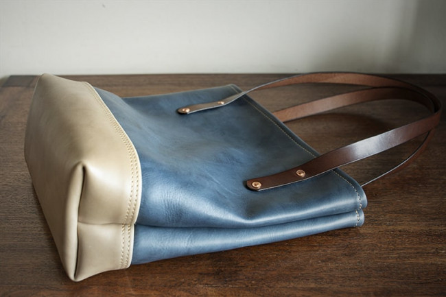 Bolso de piel tipo tote color azul, tumbado