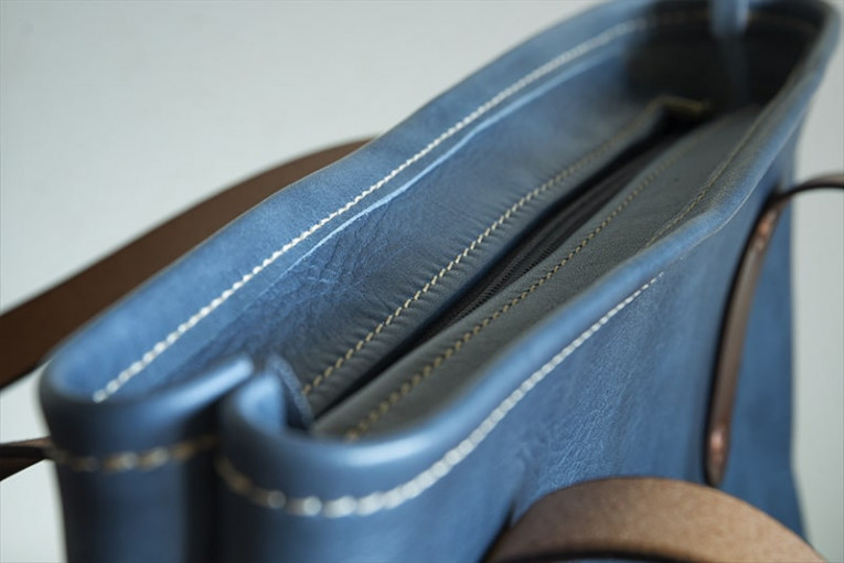 Bolso de piel tipo tote color azul, cierre mediante cremallera