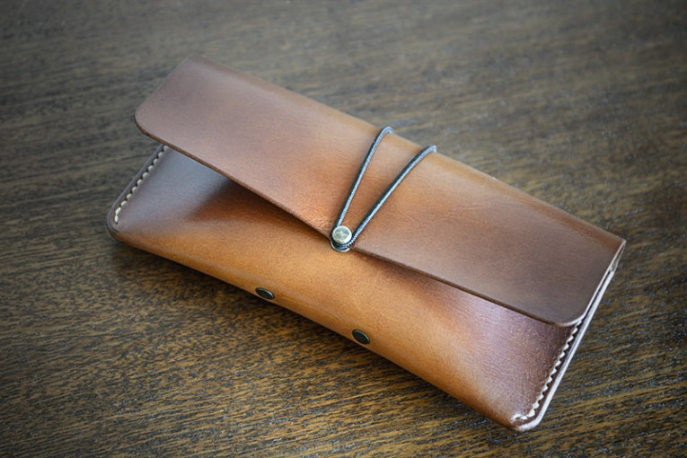 funda de cuero para gafas modelo Xermade, cerrada