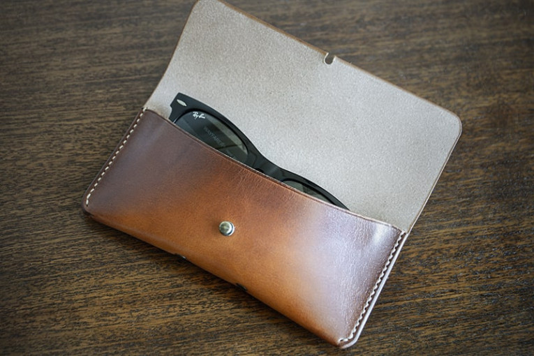 funda de cuero para gafas modelo Xermade, abierta