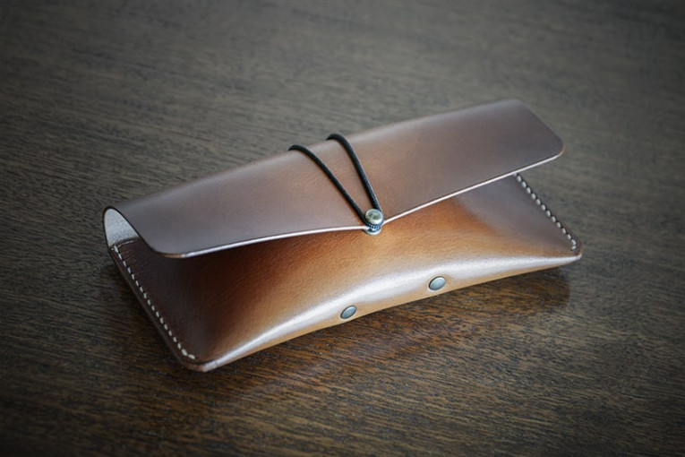 funda de cuero para gafas modelo Xermade, cerrada