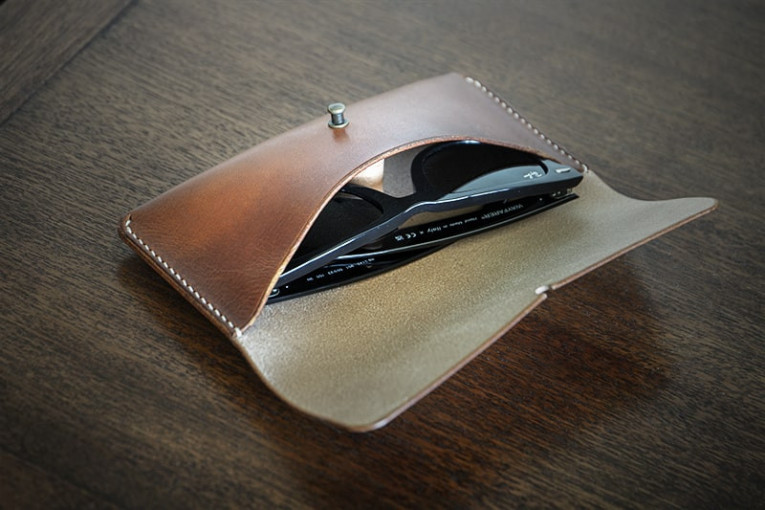 funda de cuero para gafas modelo Xermade, abierta