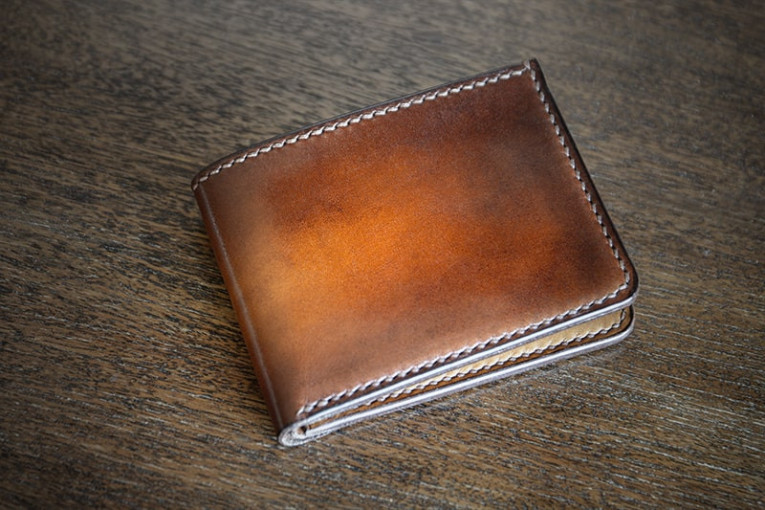 Cartera de cuero modelo Santa Comba, cerrada.