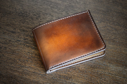 Cartera de cuero modelo Santa Comba, cerrada.