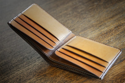 Cartera de cuero modelo Santa Comba, abierta.