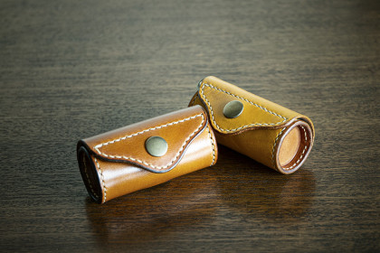 Dispensador de bolsas fabricado artesanalmente en cuero.