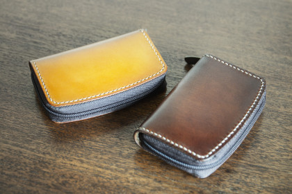 Carteras de cuero modelo Portonovo color chocolate y camel cerradas.