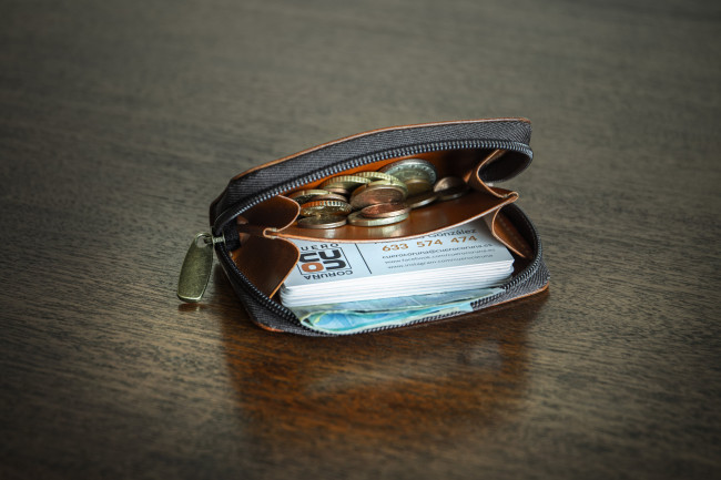 Cartera de cuero modelo Portonovo color camel abierta.