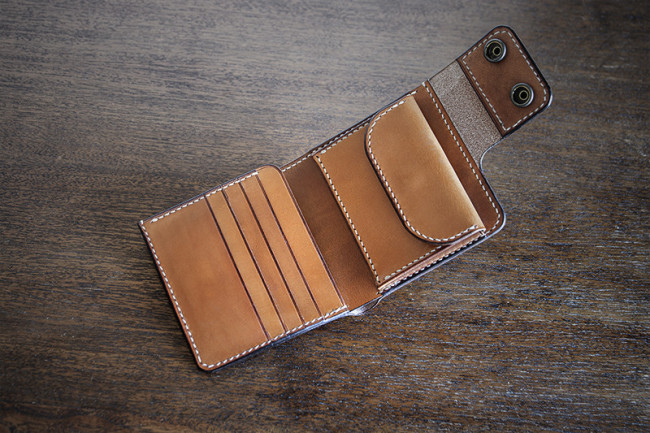 Cartera de cuero modelo Oleiros, abierta.