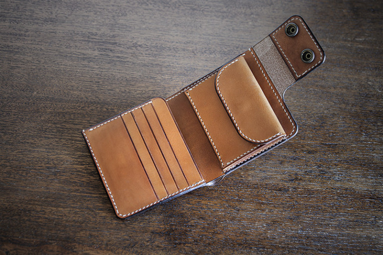 Cartera de cuero modelo Oleiros, abierta.