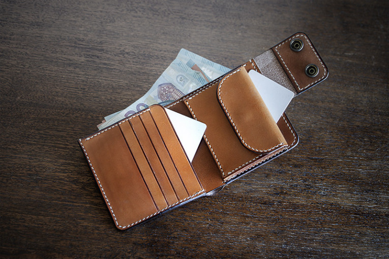 Cartera de cuero modelo Oleiros, abierta.