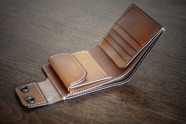 Cartera de cuero modelo Oleiros, abierta.