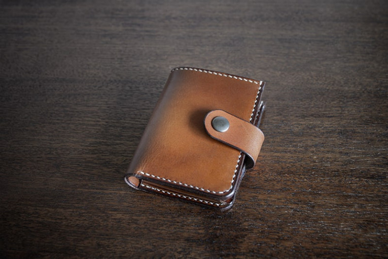 Cartera de cuero modelo Carral, cerrada.