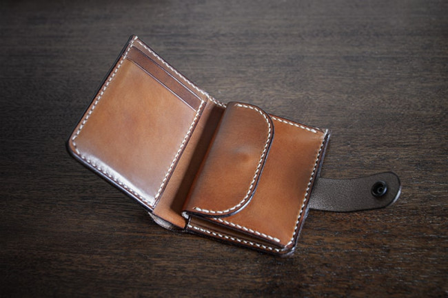 Cartera de cuero modelo Carral, abierta.