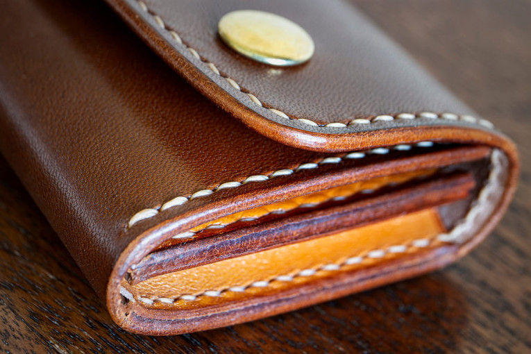 Cartera de cuero modelo Dumbría, cerrada.