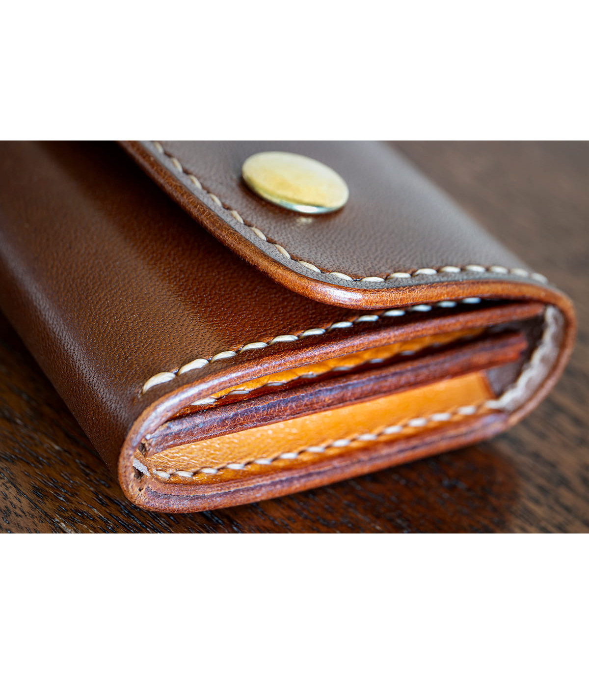 Cartera de cuero modelo Dumbría, cerrada.