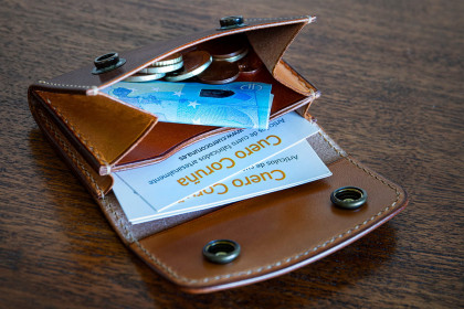 Cartera de cuero modelo Dumbría, abierta.