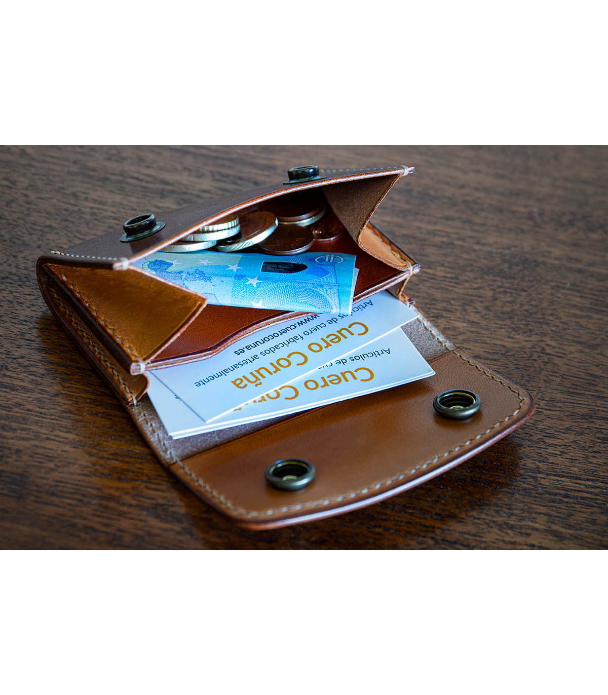 Cartera de cuero modelo Dumbría, abierta.