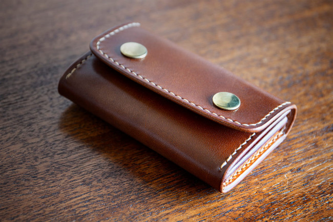 Cartera de cuero modelo Dumbría, cerrada.