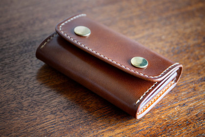 Cartera de cuero modelo Dumbría, cerrada.