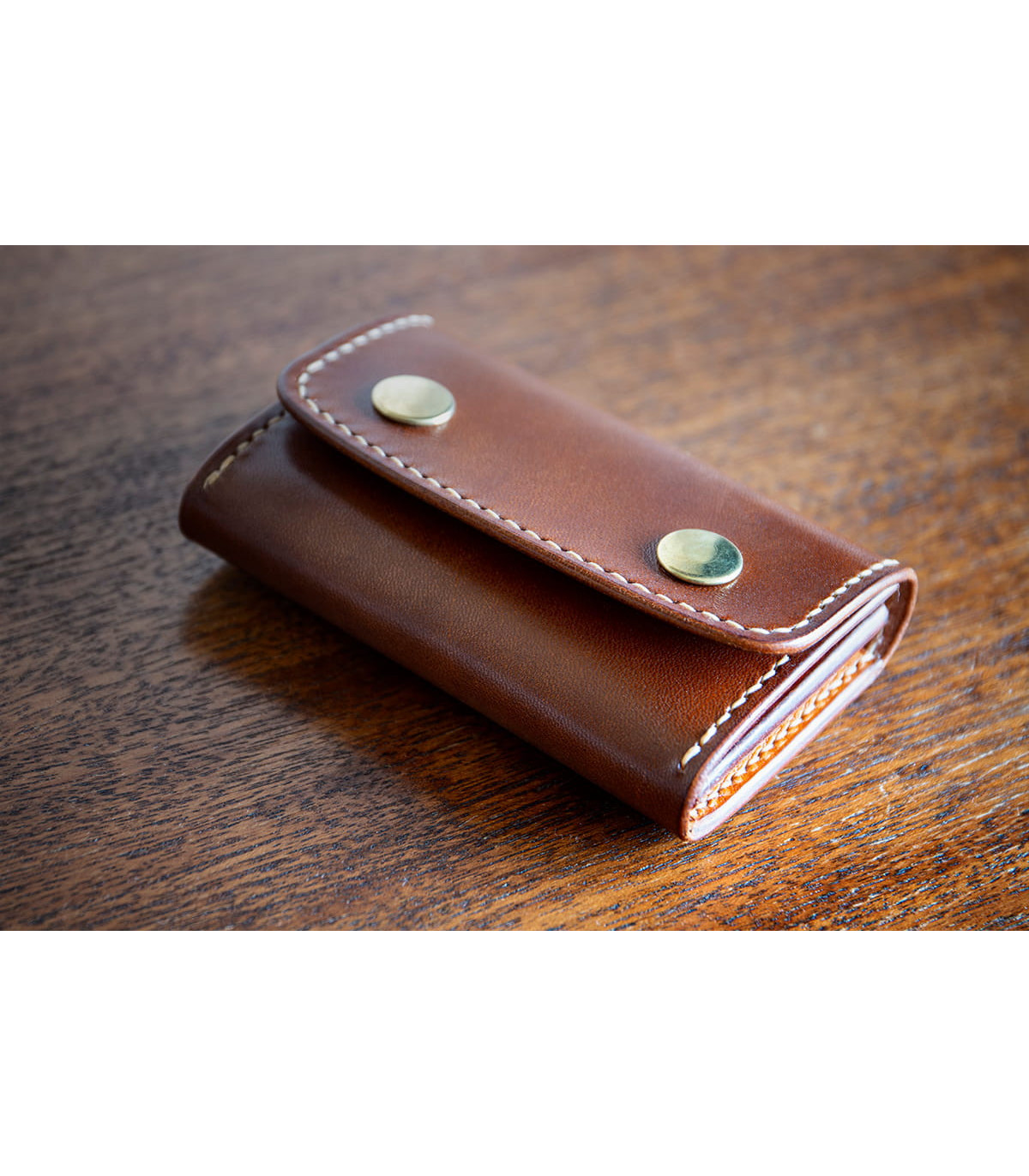 Cartera de cuero modelo Dumbría, cerrada.