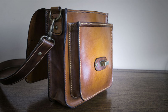 Bolso de cuero modelo Vicedo en color marrón, abierto.