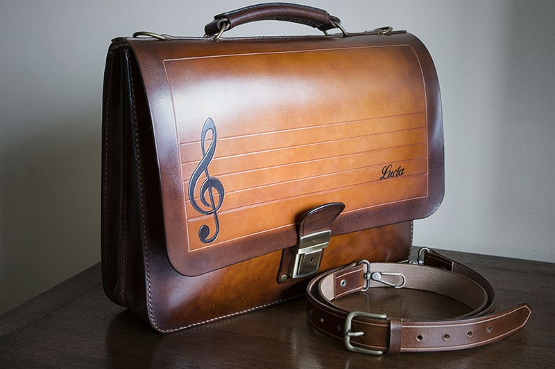 Maletín modelo Fisterra personalizado con una clave de sol.